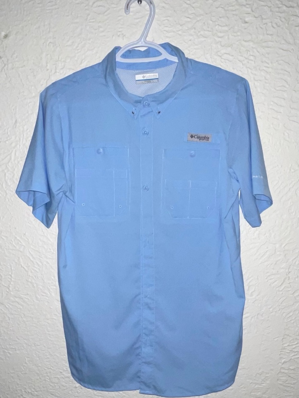 Columbia Men's Short-Sleeve Sky Blue Button-Down Performance Shirt